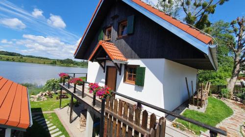 . Lake House Podwilczyn with sauna, beach, amazing view, forests and bikes