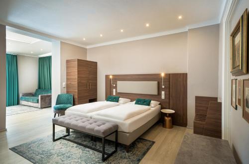 1 queen bed, 1 sofa bed