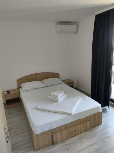 Double Room with Balcony image 3