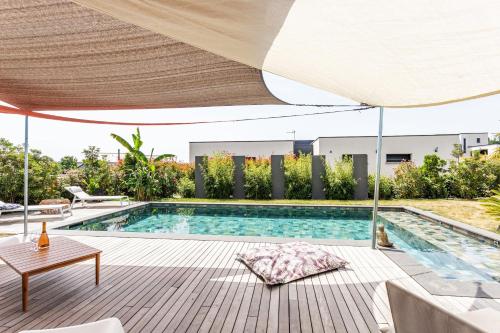 Peldbaseins, Paradis - Piscine Privée (Paradis - Piscine Privee) in Lehon (Brittany)