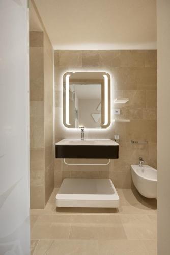 Superior King Room image 3