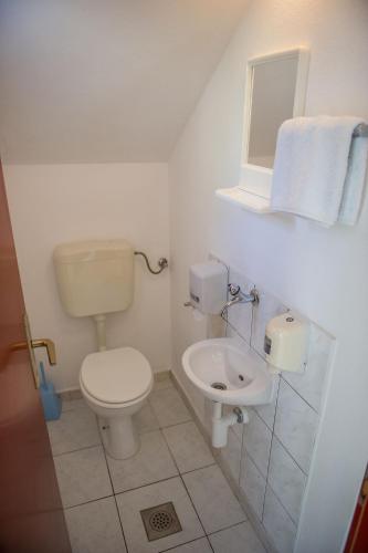 One-Bedroom Apartment image 3