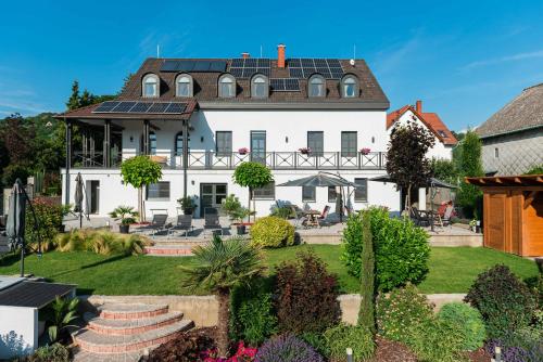 Viesnīcas āriene, Katzer Villa in Badacsonytördemic