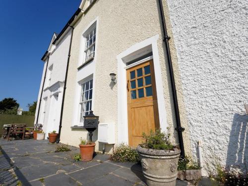 Pass the Keys 3 Bed Terrace with fantastic views over estuary