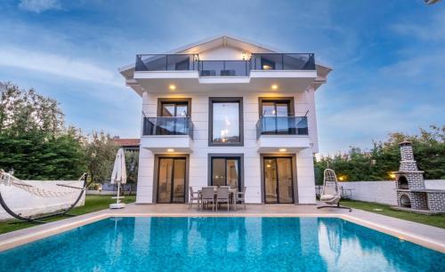 Modern chic 4-bedroom villa with private pool and garden in central Hisaronu