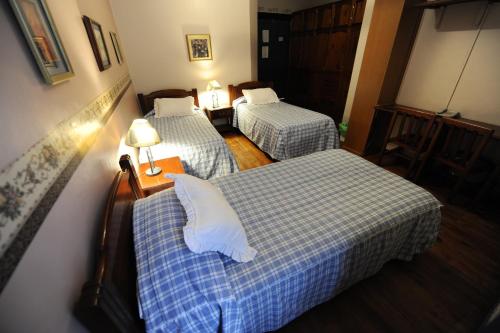1 queen bed, 1 twin bed
