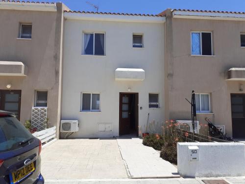 Beautiful 2-Bed House in Mandria paphos