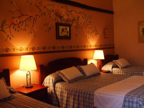 1 queen bed, 2 twin beds