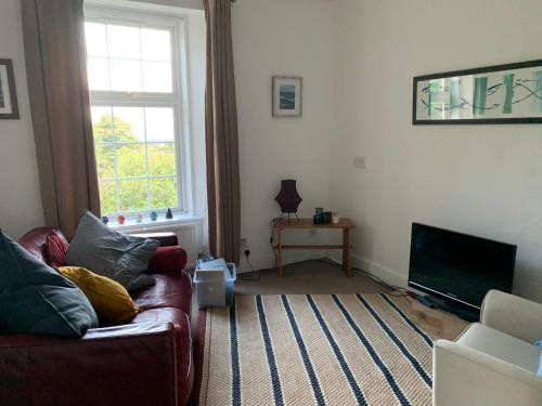 Delt lounge/TV-område, Cedarbank’s - 'Little Art House' in Dunoon
