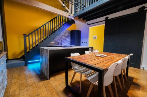 Picture of The Eden Warehouse - Gold Apartment, Sleeps 5