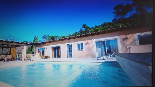 Superbe villa 150 m2 plain pied climatisée avec piscine gîte à louer Rocbaron