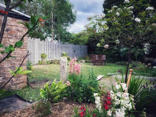 Yewtree Cottage - 'The Art House' and Garden