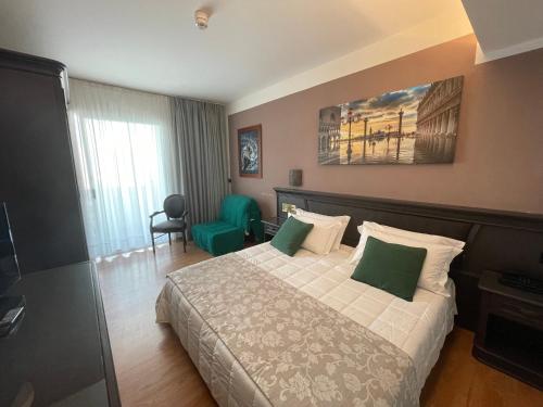 Triple Room with Balcony image 1
