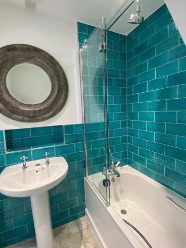 Tolcarne Beach Apartments - image 4