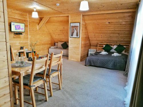 2 bedrooms, 6 beds