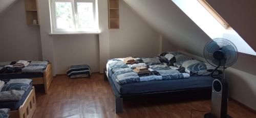 1 queen bed, 4 twin beds, 1 sofa bed
