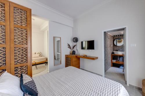 1 queen bed, 1 sofa bed