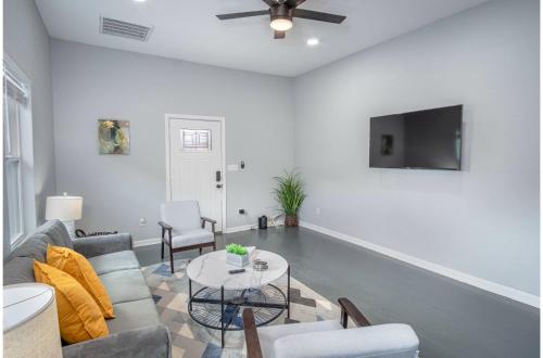 Captivating 4BR 2BA Home Near Awesome Downtown in San Antonio, USA