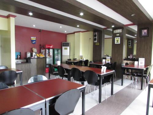 Restaurant, Oyster Plaza Hotel in Manila