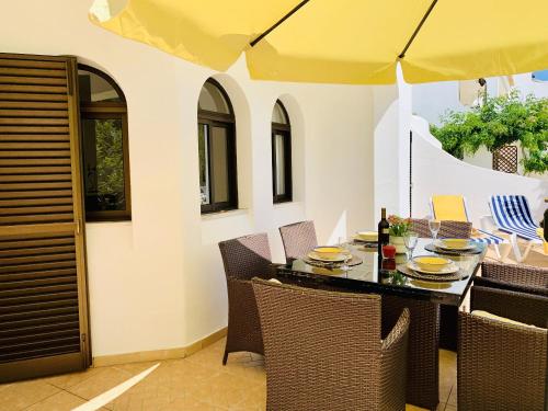 Charming House in Carvoeiro + Pool in วาเล เด เซนเตียเนส