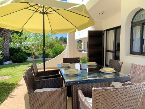 Charming House in Carvoeiro + Pool in วาเล เด เซนเตียเนส