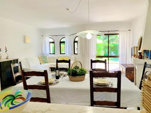 ระเบียง/ชานเรือน, Charming House in Carvoeiro + Pool in วาเล เด เซนเตียเนส