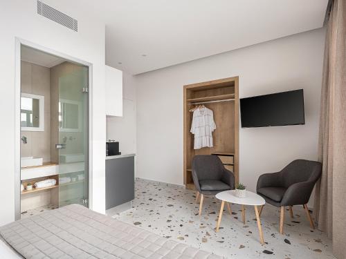 Deluxe Suite with Sea View image 10