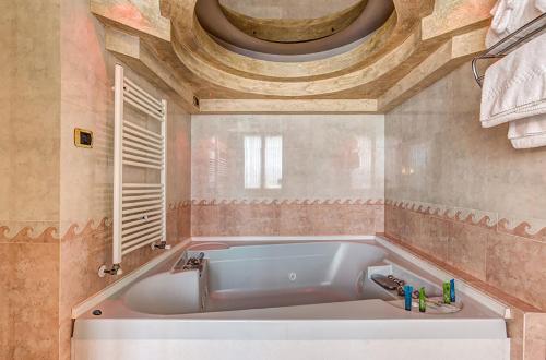 Dreamhotel 4