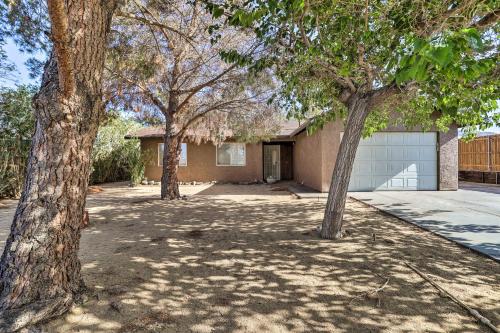 Joshua Tree Escape with Private Yard and Hot Tub!