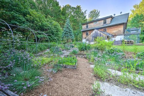 Cozy Mount Snow Chalet with Game Room and Hot Tub