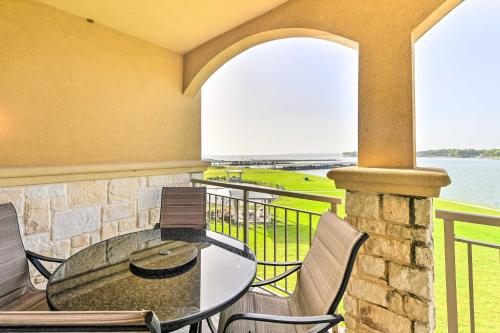 Lakefront Corsicana Condo with Balcony and Pool Access - Apartment - Corsicana