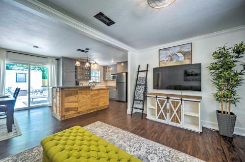 New Braunfels Haven with Hot Tub and Fire Pit! in New Braunfels, USA