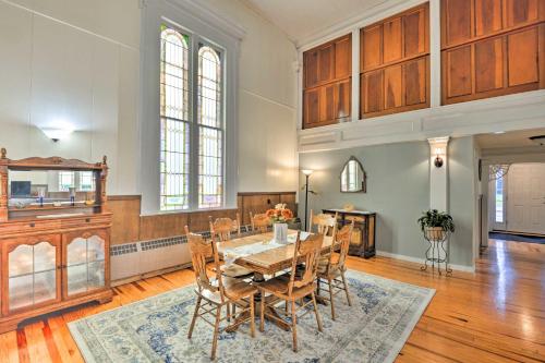 Lisle Apt Fireplace and Stained Glass Windows! in Lisle, USA