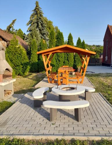 Kert, RO-LAND Vendégház (RO-LAND Vendeghaz) in Miskolc Városközpont
