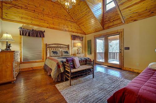 Cozy Creekfront Family Cabin-Pet Friendly -GameRm-Hot Tub