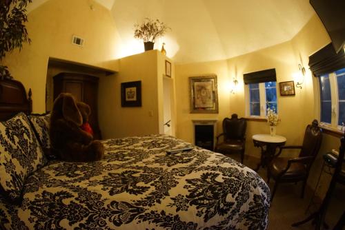 FLEUR DE LAC EUROPERAN INn in Lake Arrowhead, USA