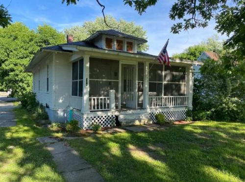 Lovely 2 Bedroom Cottage Just Off Orange Lake! in Newburgh, USA