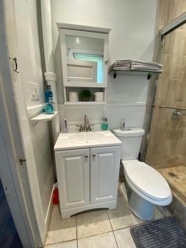 Lovely 2 Bedroom Cottage Just Off Orange Lake! in Newburgh, USA