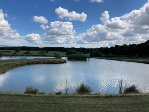 Lakeside cabin set in the Kentish countryside in Bethersden