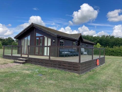 Lakeside cabin set in the Kentish countryside in Bethersden