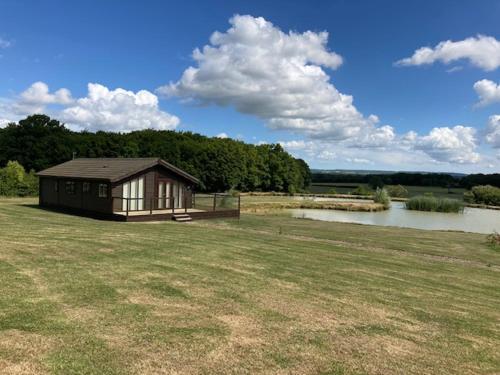 Lakeside cabin set in the Kentish countryside