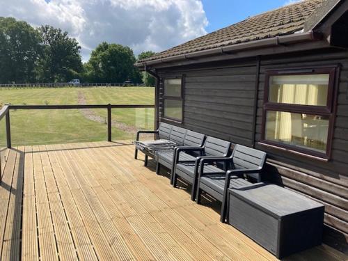 Lakeside cabin set in the Kentish countryside in Bethersden
