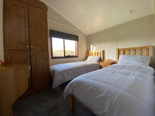 Lakeside cabin set in the Kentish countryside in Bethersden