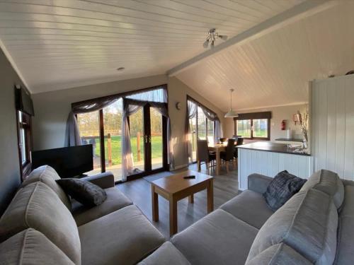 Lakeside cabin set in the Kentish countryside in Bethersden