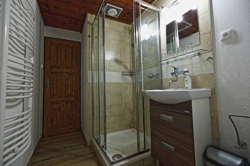 Bathroom, Penzion a Restaurace U Paseku in Harrachov