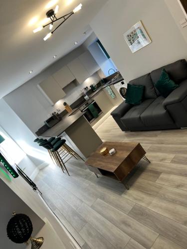 . Modern 2BR Apartment - Sleeps 4 - Parking & Pets - Coast Serviced Apartments - Enquire for Trade & Long stays