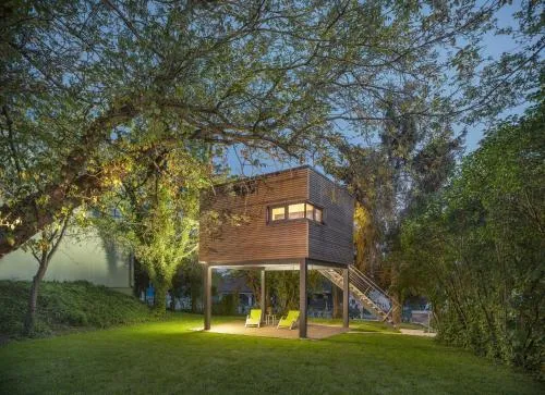 Baumhaus im Vogelgesang in Heuchelheim-Klingen, Deutschland