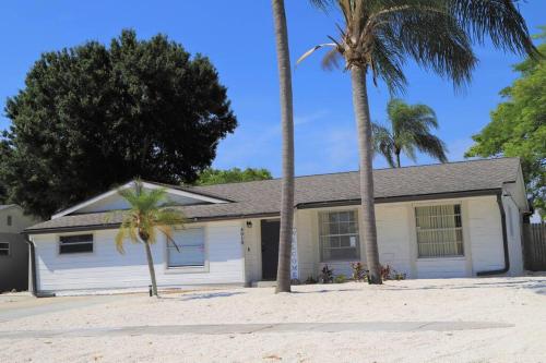 Entire Home-Bradenton 3/2 indoor pool near beaches