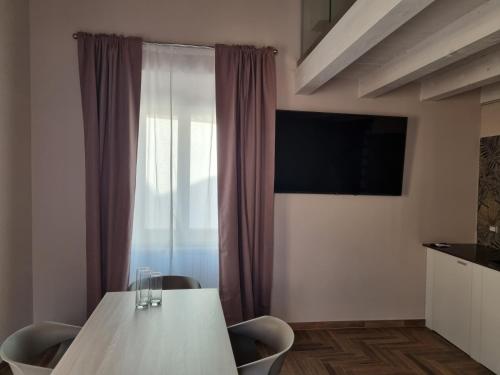 Shared lounge/TV area, Palazzo Sarti Suites in Rodi Garganico