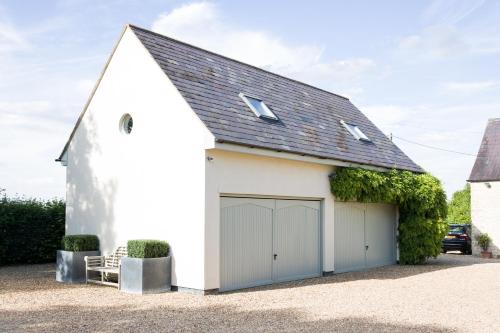 Фасада на хотела, Beautiful spacious rural retreat 1 bedroom self contained annex in Олни